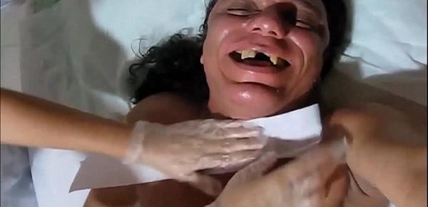  DEPILANDO O CORPO COM CERA QUENTE PARA GRAVAR PORNO COM AS NINFETINHAS NOVINHAS ME LAMBENDO TODO